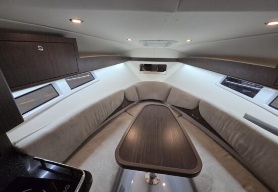 Wnętrze jachtu - Jachty na sprzedaż - dealer łodzi motorowych i jachtów - Warszawa, Polska